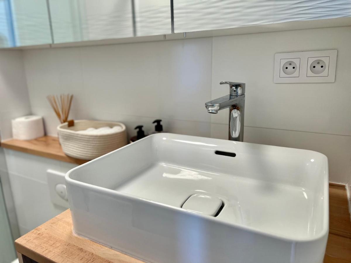 5 Stars 2-br In Center , Air Conditioner , Elevator Apartment *