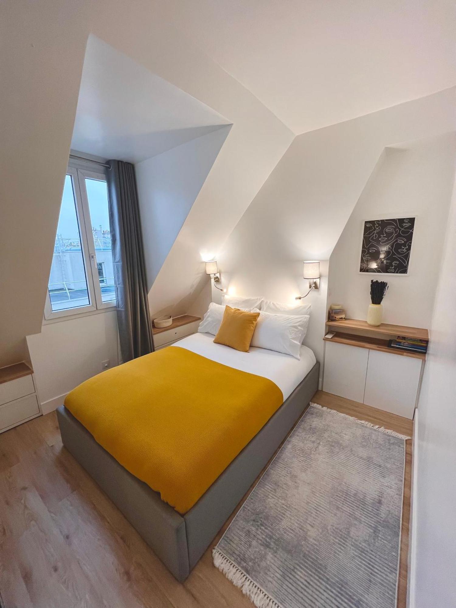 5 Stars 2-br In Center , Air Conditioner , Elevator Apartment